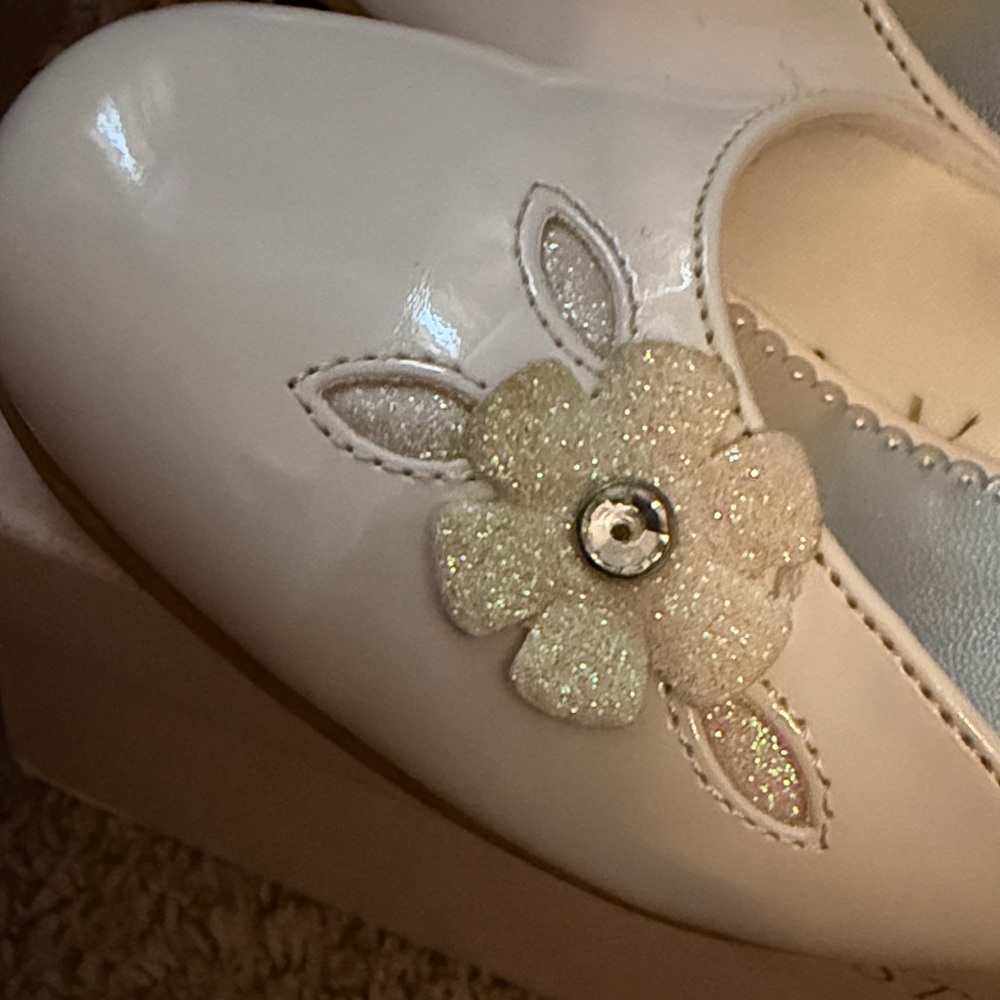 Elegant White Kids Dress Shoes with Floral Accents - Picture 2 of 4